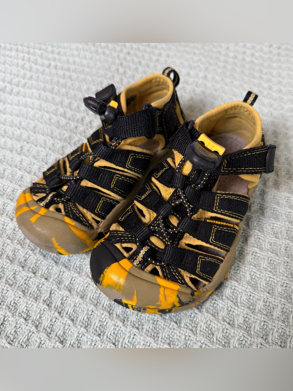 Keen Newport H2 Sandals Kid 9 Black Yellow Closed Toe Water Shoes Hiking Outdoor